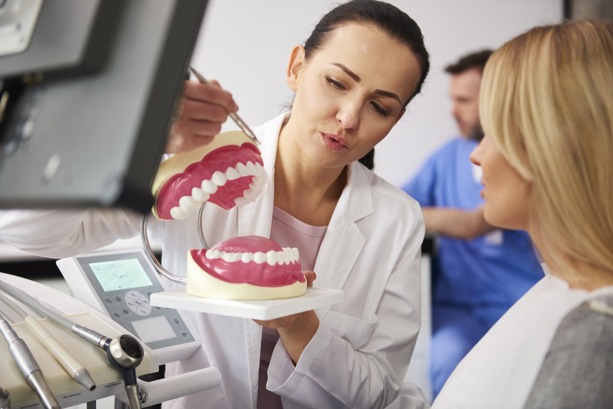 Dentista explicando su tratamiento a una paciente