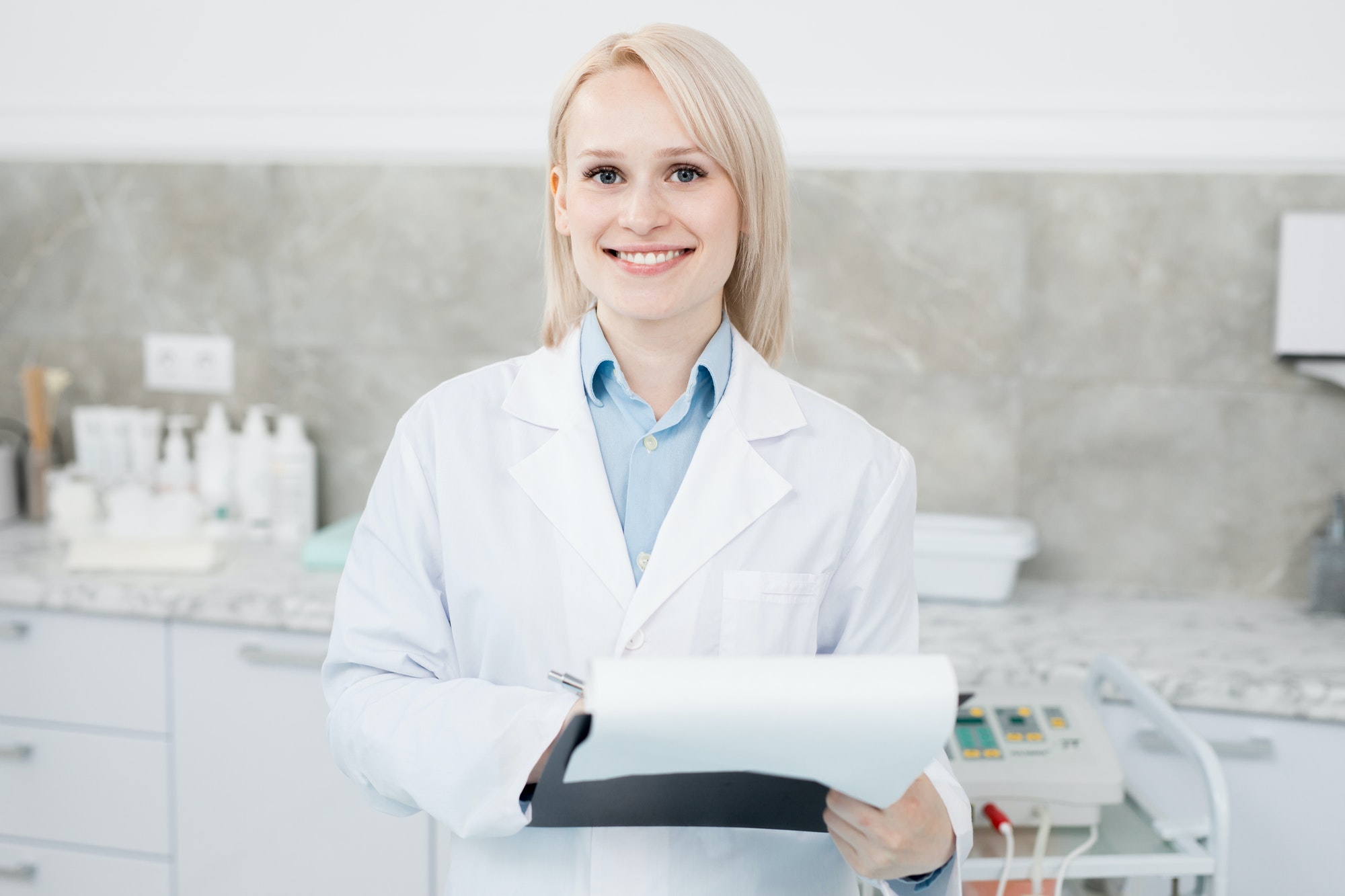 Dentista trabajando en su clínica para eliminar las manchas blancas en los dientes