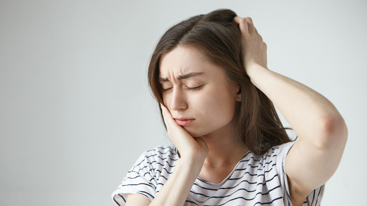 Mujer sufriendo bruxismo